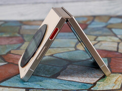 Flip 5G : le smartphone pliable est désormais disponible à prix réduit. (Image : Notebookcheck)