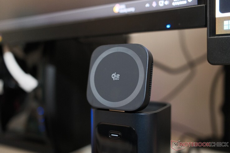 Le RD1 Pro est équipé d'un socle de recharge sans fil Qi 2.2 qui s'ouvre pour permettre de placer votre téléphone dans une position plus accessible sur le bureau.