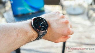La smartwatch en main (Image source : Notebookcheck)
