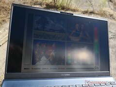Asus ZenBook UX425EA - À l'extérieur en plein soleil.