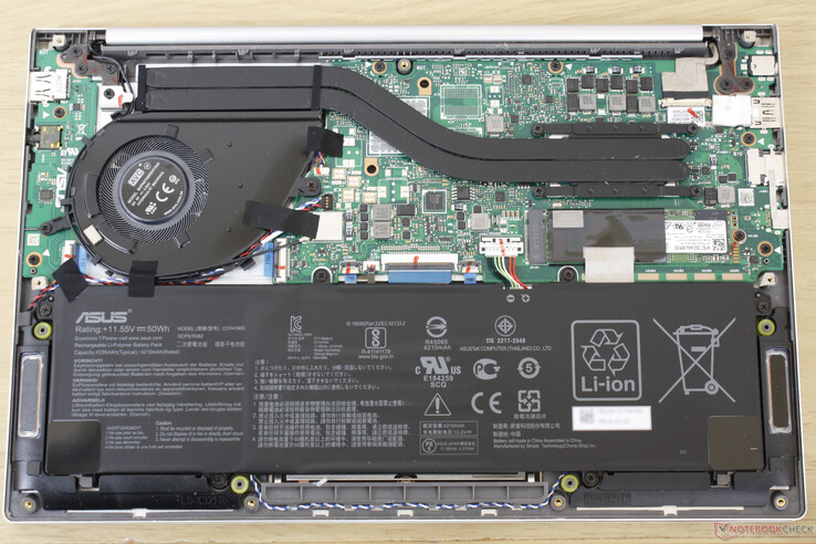 Carte mère Asus VivoBook S13 S333JA. Le panneau inférieur est fixé par 9 vis Torx T5