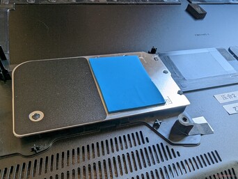 Diffuseur de chaleur dédié pour les deux disques SSD. Les performances des disques durs SSD ont toutefois continué à s'essouffler lors de nos tests