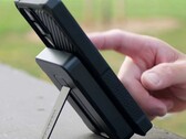 Le socle en aluminium du banc d'alimentation MagSafe de Rokform, d'une capacité de 10 000 mAh, maintient le téléphone connecté pour une utilisation mains libres. (Source de l'image : Rokform)