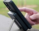 Le socle en aluminium du banc d'alimentation MagSafe de Rokform, d'une capacité de 10 000 mAh, maintient le téléphone connecté pour une utilisation mains libres. (Source de l'image : Rokform)