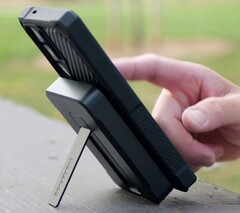 Le socle en aluminium du banc d&#039;alimentation MagSafe de Rokform, d&#039;une capacité de 10 000 mAh, maintient le téléphone connecté pour une utilisation mains libres. (Source de l&#039;image : Rokform)
