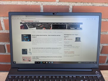 Lenovo ThinkPad E15 Gen 2 en extérieur
