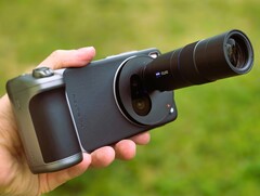 Le Vivo X200 Ultra avec accessoires photo en revue. (Source de l&#039;image : Marcus Herbrich)