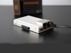 Le ZimaBoard 2 avec le ZimaBoard 1 en arrière-plan. (Source de l&#039;image : IceWhale)