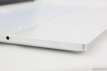 Surfaces blanches mates avec bords et angles chromés