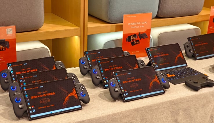 Le OneXPlayer X1 Air dans deux de ses trois états. (Source de l'image : One-Netbook)