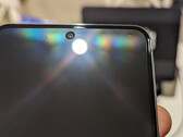 Un Pixel 8 Pro présentant de petites bosses d'affichage. (Source de l'image : Google Support)