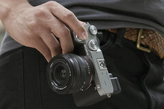 Le Sony A7C original est un appareil photo compact très performant, mais il aurait besoin d&#039;une mise à jour. (Source de l&#039;image : Sony)