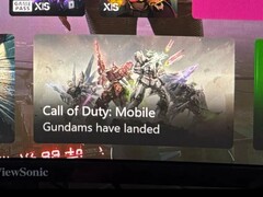 Capture d'écran du tableau de bord Xbox montrant une publicité Call of Duty : Mobile avec des mechs Gundam et la légende 