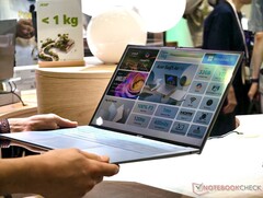 L&#039;Acer Swift Air 16 pèse 2,2 livres et peut être tenu d&#039;une seule main (Image source : Notebookcheck)