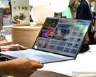 L'Acer Swift Air 16 pèse 2,2 livres et peut être tenu d'une seule main (Image source : Notebookcheck)