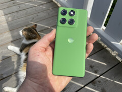 La variante verte du Edge 60 a une finition en similicuir. La variante bleue ressemble davantage à une housse en tissu. (Source de l'image : Maniel Masiero/Notebookcheck)