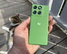 La variante verte du Edge 60 a une finition en similicuir. La variante bleue ressemble davantage à une housse en tissu. (Source de l'image : Maniel Masiero/Notebookcheck)