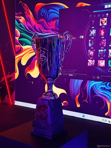 Le vainqueur du tournoi e-sport WoW remporte le trophée de la MSI Gaming Arena