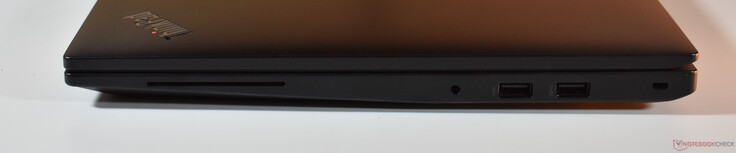 droit : Lecteur de carte à puce, Audio 3,5 mm, USB-A 2.0, USB A 3.2 Gen 1, verrou Kensington