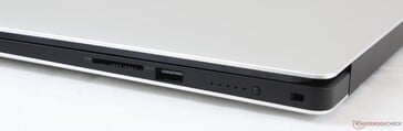 Côté droit : lecteur de carte SD, USB 3.1 Gen 1, témoin de batterie, verrou de sécurité Noble.