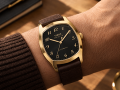 La montre Timex Marlin Tonneau TW2Y84500IK est dotée d’un boîtier doré