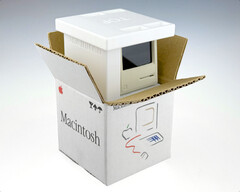 L'édition collector du pico-mac-nano est présentée dans une boîte de réplique assortie. (Source de l'image : Nick Gillard)