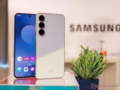 Le téléphone Samsung Galaxy S25 Fan Edition.