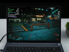 Ordinateur portable AIM Max+ exécutant Cyberpunk 2077 avec un GPU Radeon 8060S intégré, montrant une superposition dans le jeu avec le TDP et la température du CPU. (Source de l'image : ETA PRIME sur YouTube)