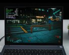 Ordinateur portable AIM Max+ exécutant Cyberpunk 2077 avec un GPU Radeon 8060S intégré, montrant une superposition dans le jeu avec le TDP et la température du CPU. (Source de l'image : ETA PRIME sur YouTube)