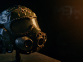 Gros plan de la réplique du casque de Spartan de l’édition collector de Metro 2039, avec une visière sombre, des éléments de masque à gaz intégrés et des détails marqués par les combats.
