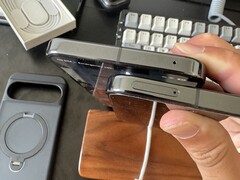 Pixel 10 Pro XL avec emplacement SIM envoyé à un client américain après RMA. (Source de l&#039;image : crocsnosockz sur Reddit)