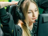 Un streamer portant un casque de jeu équipé d'un micro à perche devant un écran lors d'une diffusion en direct