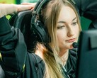 Un streamer portant un casque de jeu équipé d'un micro à perche devant un écran lors d'une diffusion en direct