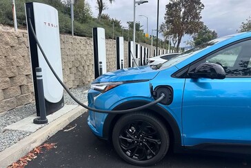 2027 Chevy Bolt EV à un superchargeur Tesla. (source de l'image : GM Authority)