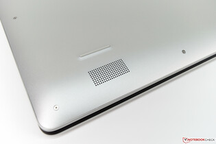 Grille des haut-parleurs au-dessous (Dell Inspiron 17 7786).