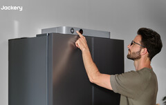 Le Jackery FridgeGuard est équipé d'un petit écran LCD