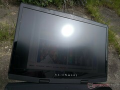 Alienware m17 - À l'extérieur en plein soleil.