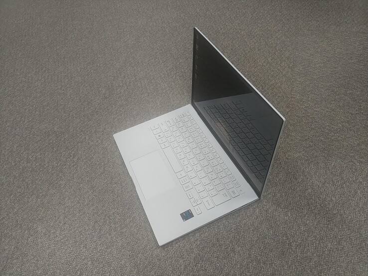 Le nouveau LG Gram 14Z90P de 14 pouces présente un trackpad plus grand et une nouvelle sélection de ports sur le côté droit (source de l'image : cozyplanes)