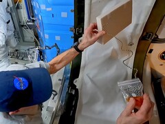 Le YouTubeur scientifique Steve Mould a revisité l&#039;effet de fontaine en chaîne qu&#039;il avait découvert, cette fois à bord de l&#039;ISS, avec l&#039;aide de l&#039;astronaute Don Pettit. (Source de l&#039;image : Steven Mould)