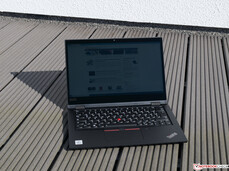 Lenovo ThinkPad L13 Yoga - À l'extérieur (au soleil).