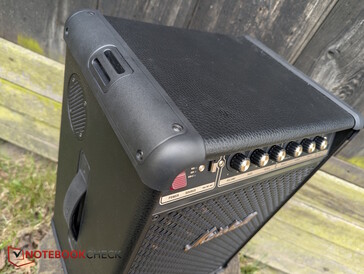 Cuir PU sur le dessus et les côtés, bords renforcés et poignée de transport