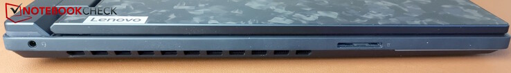A gauche : casque d'écoute 3,5 mm, lecteur de carte SD