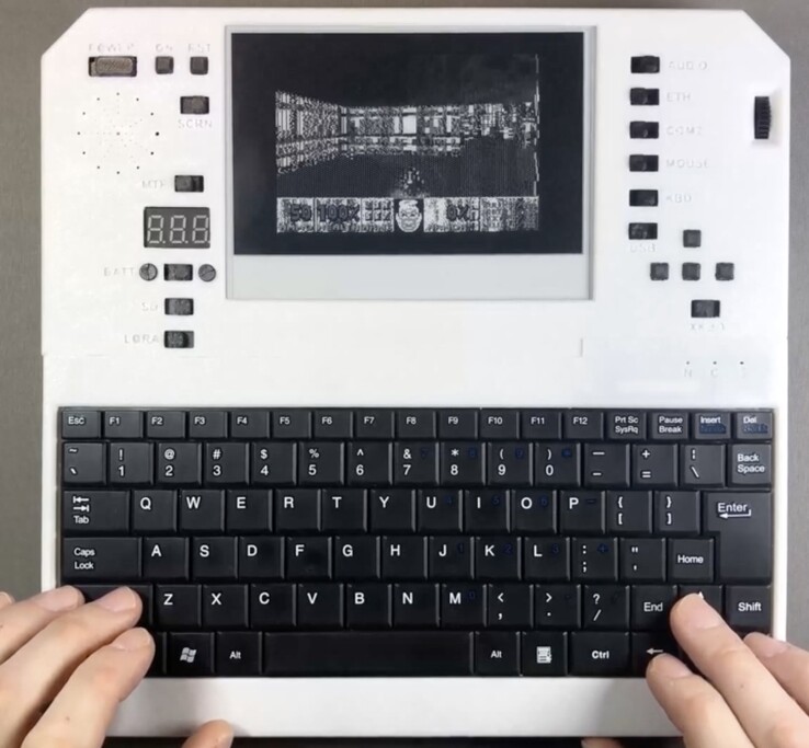 Le PC Evertop peut faire fonctionner Doom, Wolfenstein 3D, Minesweeper et bien d'autres choses encore. (Source de l'image : ericjenott via Github)