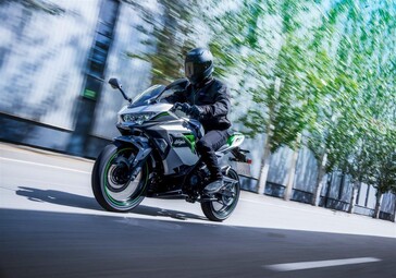 Les motos Kawasaki Ninja ont toujours été réputées pour leurs performances, ce que la Ninja e-1 n'atteindra probablement pas. (Source de l'image : Kawasaki)