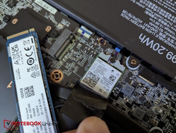 Le module Wi-Fi se trouve sous l'un des disques SSD