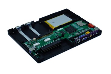 Une batterie et quelques options de connectivité plus anciennes sont embarquées (Source de l'image : 8064YES !)