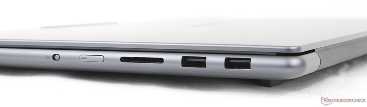 A droite : Bouton d'arrêt de la caméra, bouton d'alimentation, lecteur de carte SD, 2x USB-A (10 Gbps)