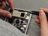 Le Xiaomi 15 Ultra est doté de deux énormes capteurs photo à l'arrière. (Source de l'image : Cici Lao Wei)