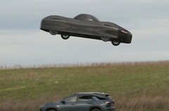 Une capture d&#039;écran montre la Model A électrique d&#039;Alef Aeronautics en train de planer au-dessus d&#039;une autre voiture (Source : NBC News on YouTube)