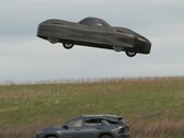 Une capture d'écran montre la Model A électrique d'Alef Aeronautics en train de planer au-dessus d'une autre voiture (Source : NBC News on YouTube)